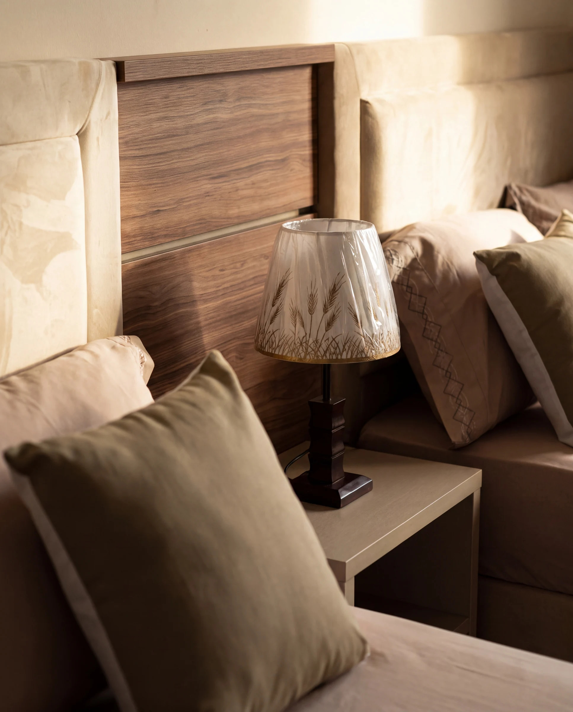 Detalle de almohadones y cabeceras de una habitación