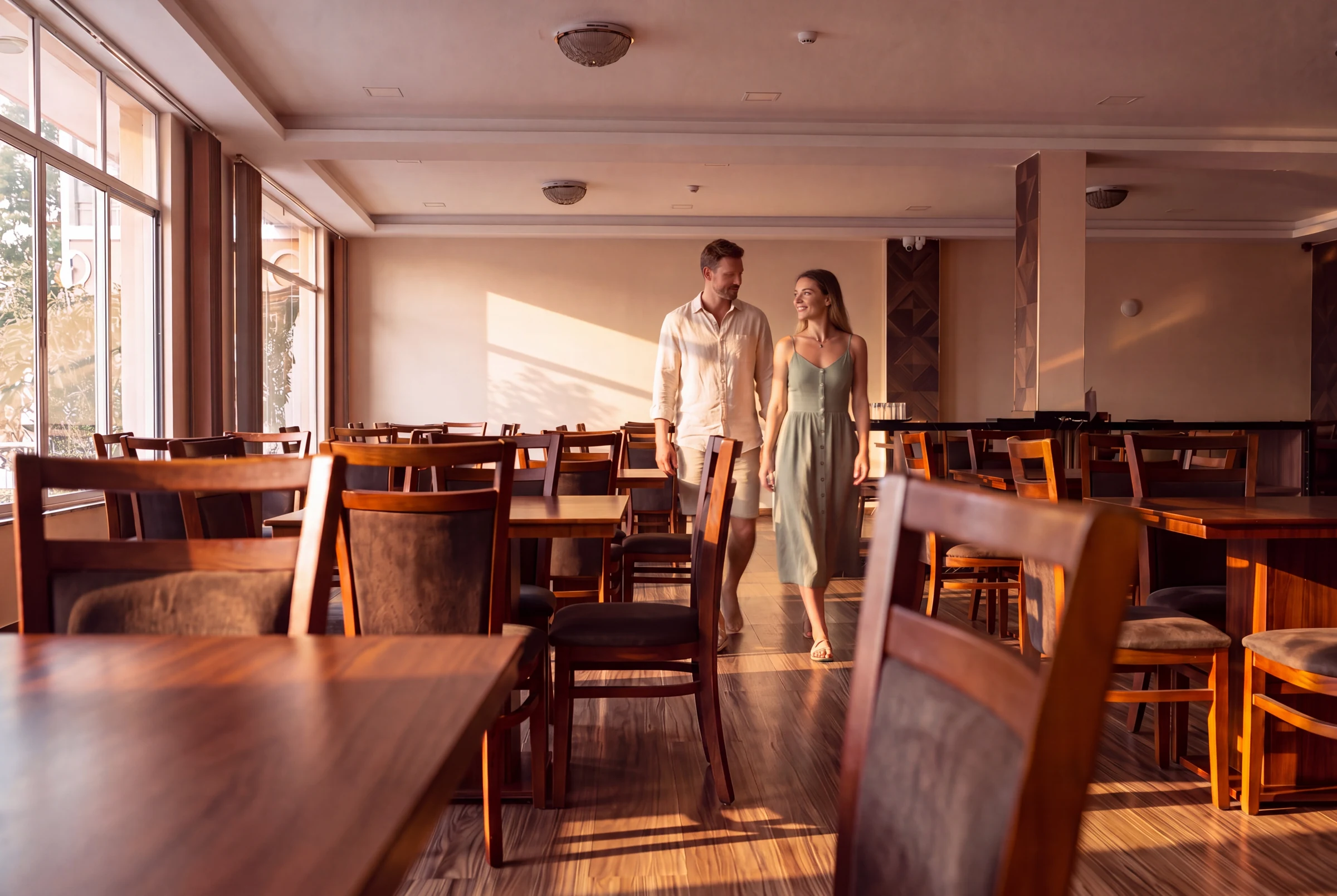 Restaurante del hotel con mesas de madera y sillas tapizadas